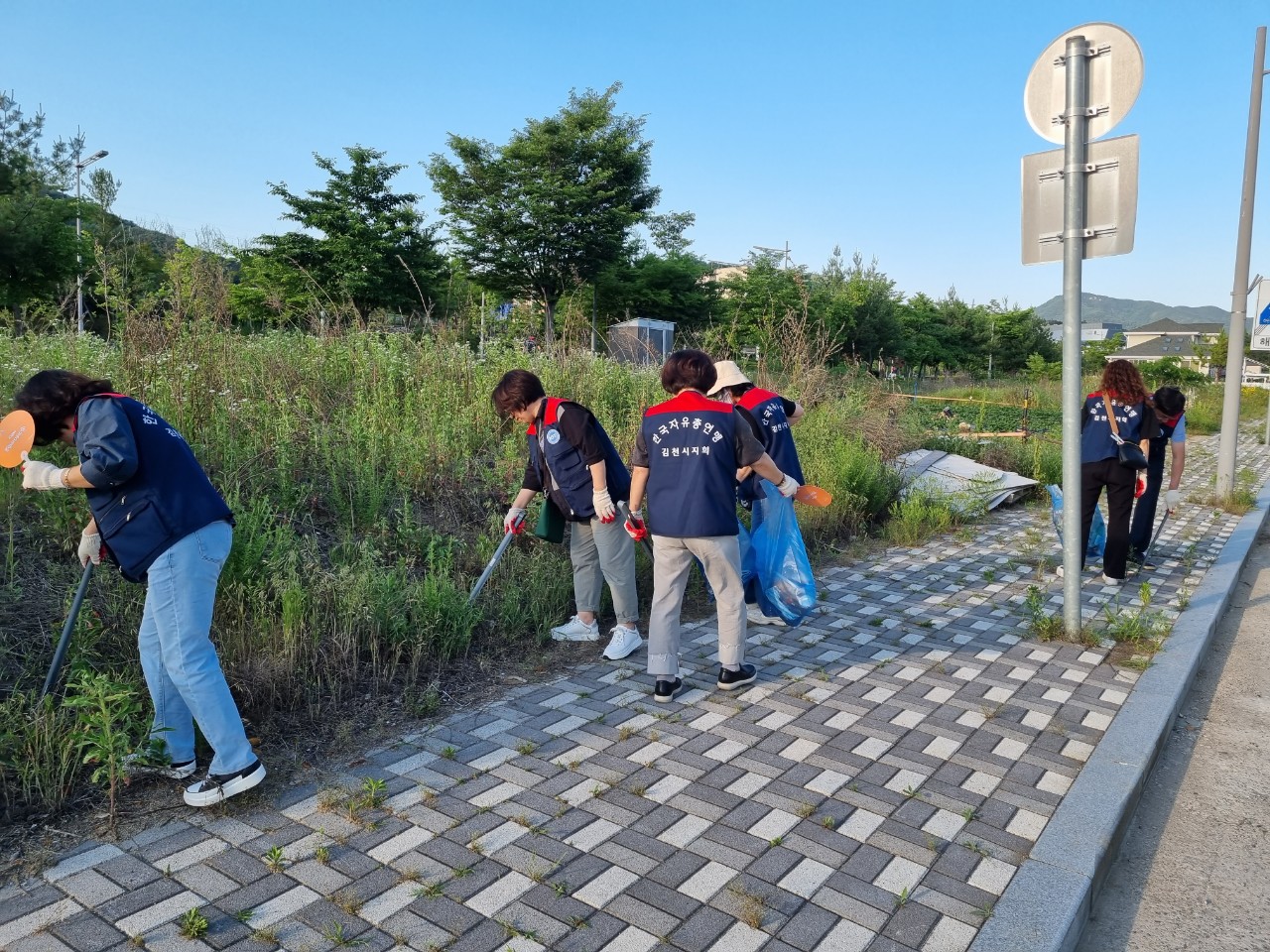 한국자유총연맹 율곡동 분회에서 환경정비 활동을 했다.