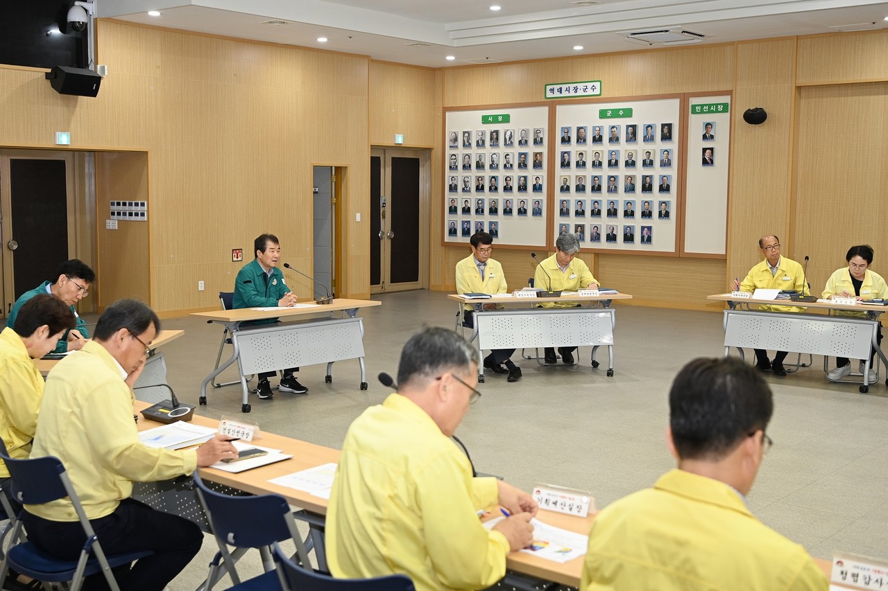 김천시가 태풍 ‘카눈’ 이 북상함에 따라 8일 김충섭시장 주재 긴급 대책회의 개최했다.