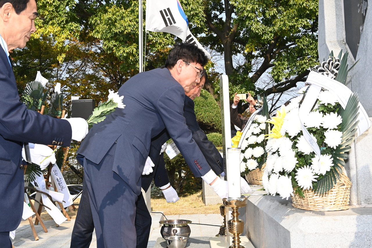 호국영령의 숭고한 희생을 기리는 제43회 자유 수호 희생자 합동 위령제 가 26일 김천 성내동 일원에서 거행되었다.