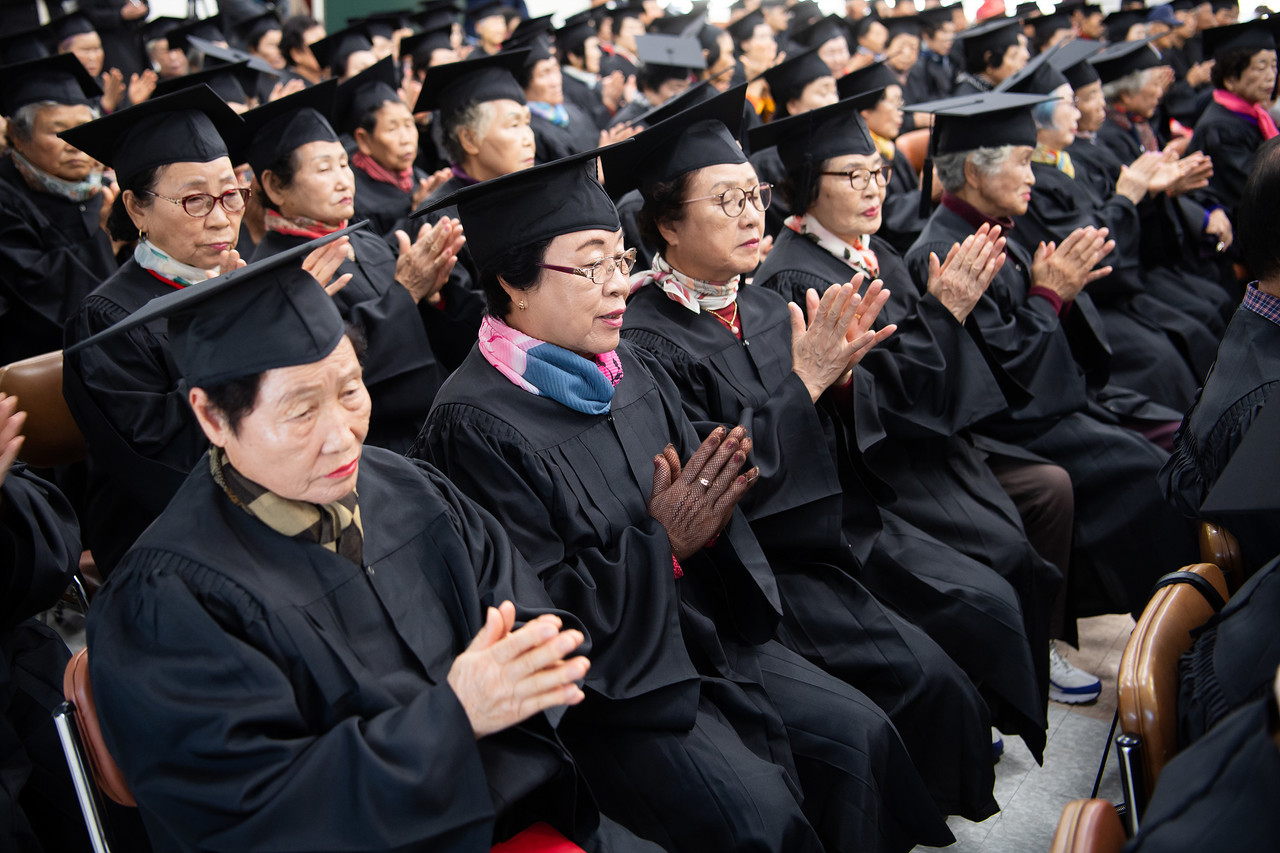 구미노인대학 졸업식이 28일 노인종합복지관에서 열렸다.