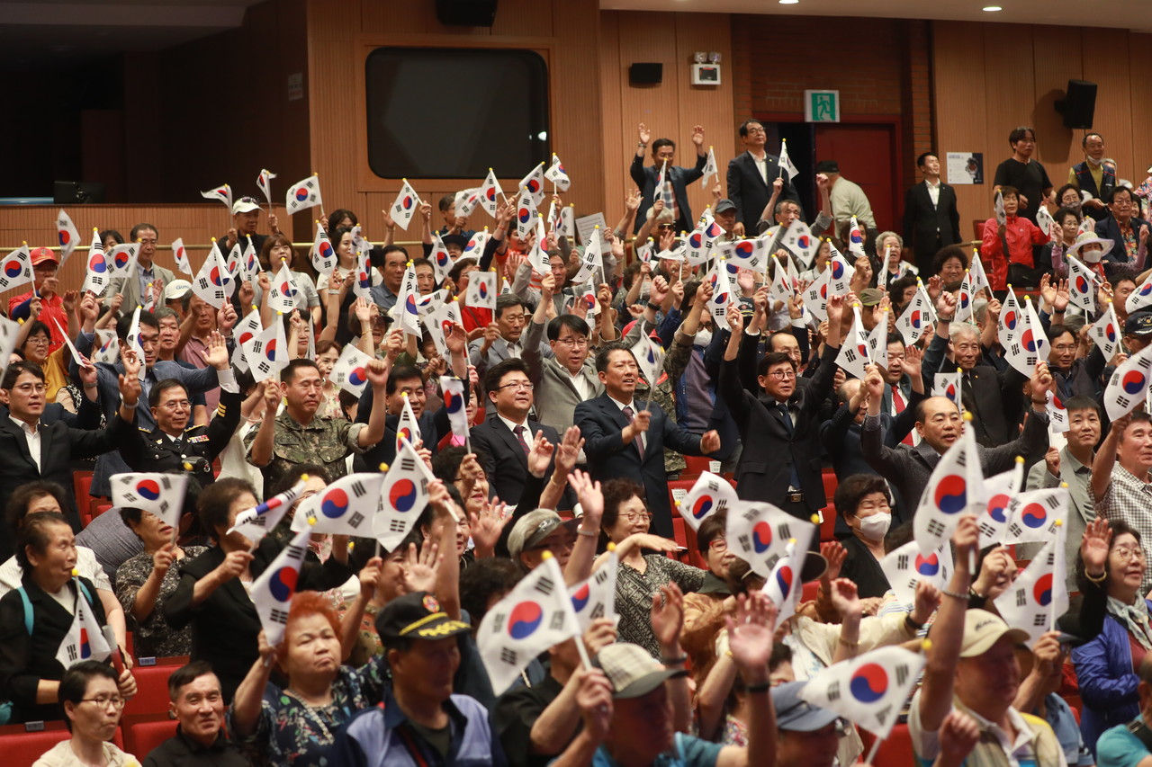 6.25전쟁 제74주년을 맞아 열린 6‧25전쟁 제74주년 호국보훈 기념행사에서 만세삼창을 하고있다.