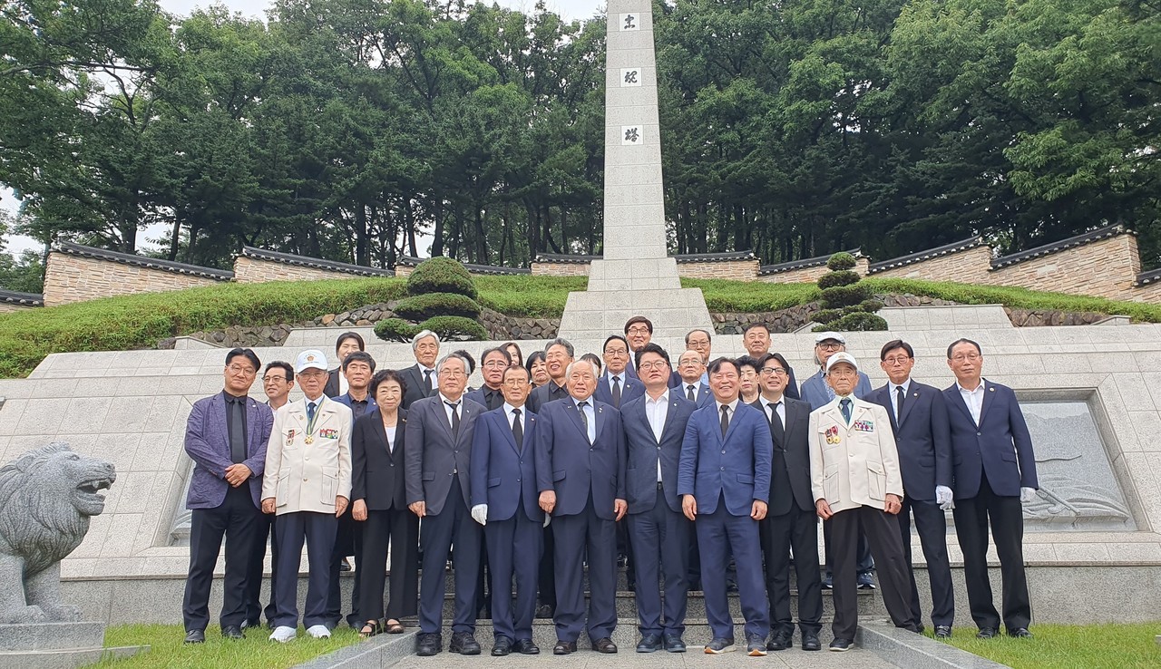 경상북도 보훈단체 협의회가 2일 선산 충혼탑에서 참배행사를 가졌다.