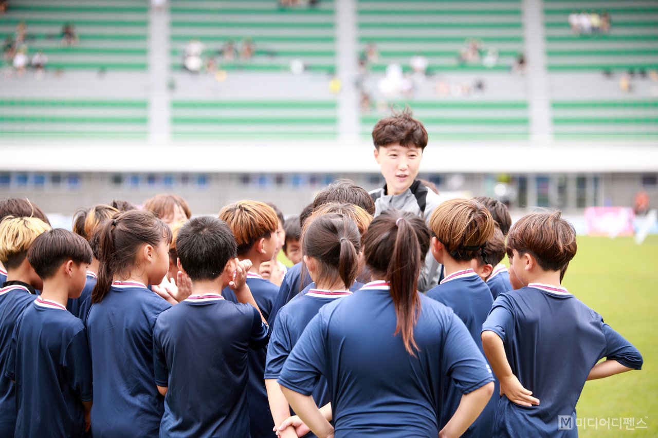 U20여자축구국가대표 박윤정 감독이 구미지역 유.청소년 축구 강사로 참가해 선수들을 지도하고 있다.