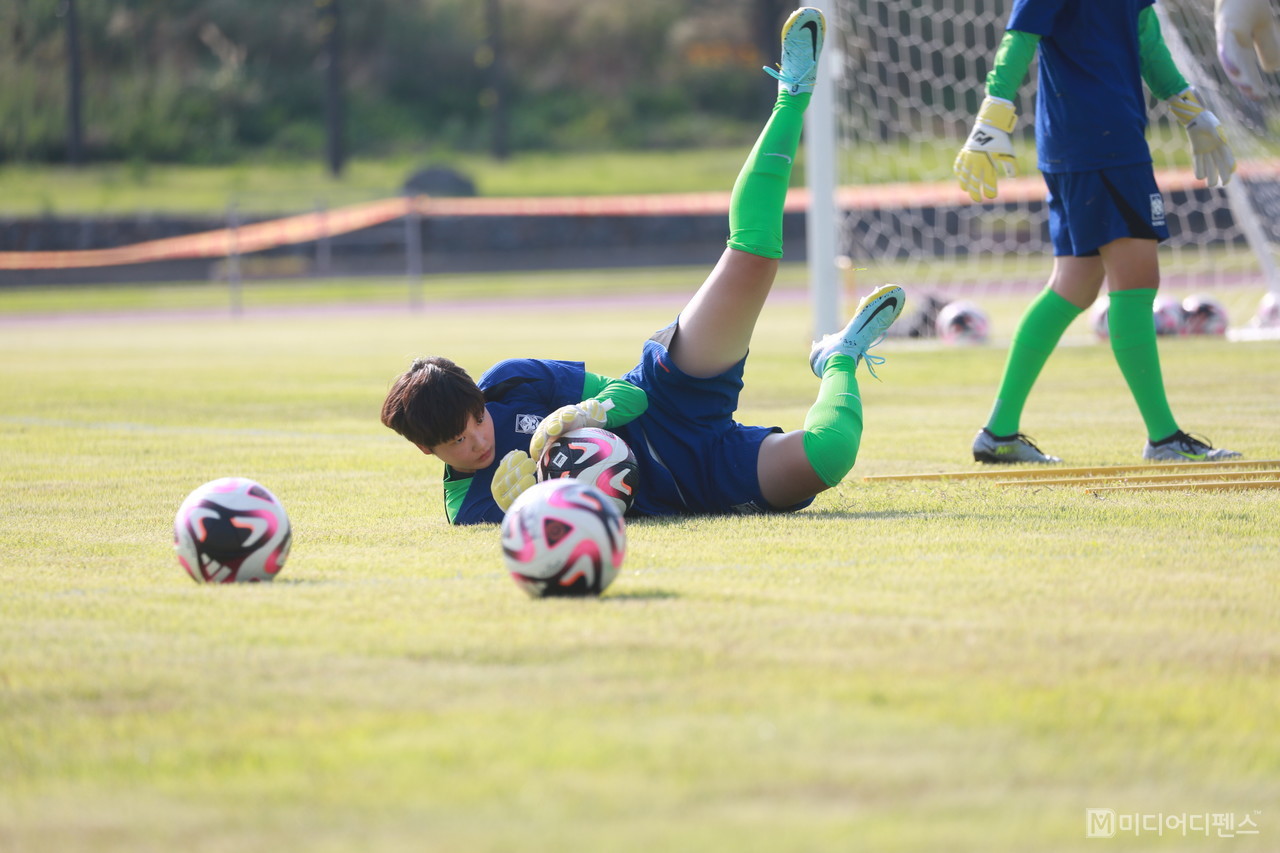 박윤정 감독이 이끄는 U20여자축구대표팀이 콜롬비아에서 열리는 2024 FIFA 여자 U-20 월드컵 출전에 앞서 구미에서 마지막 전지훈련에 돌입했다.