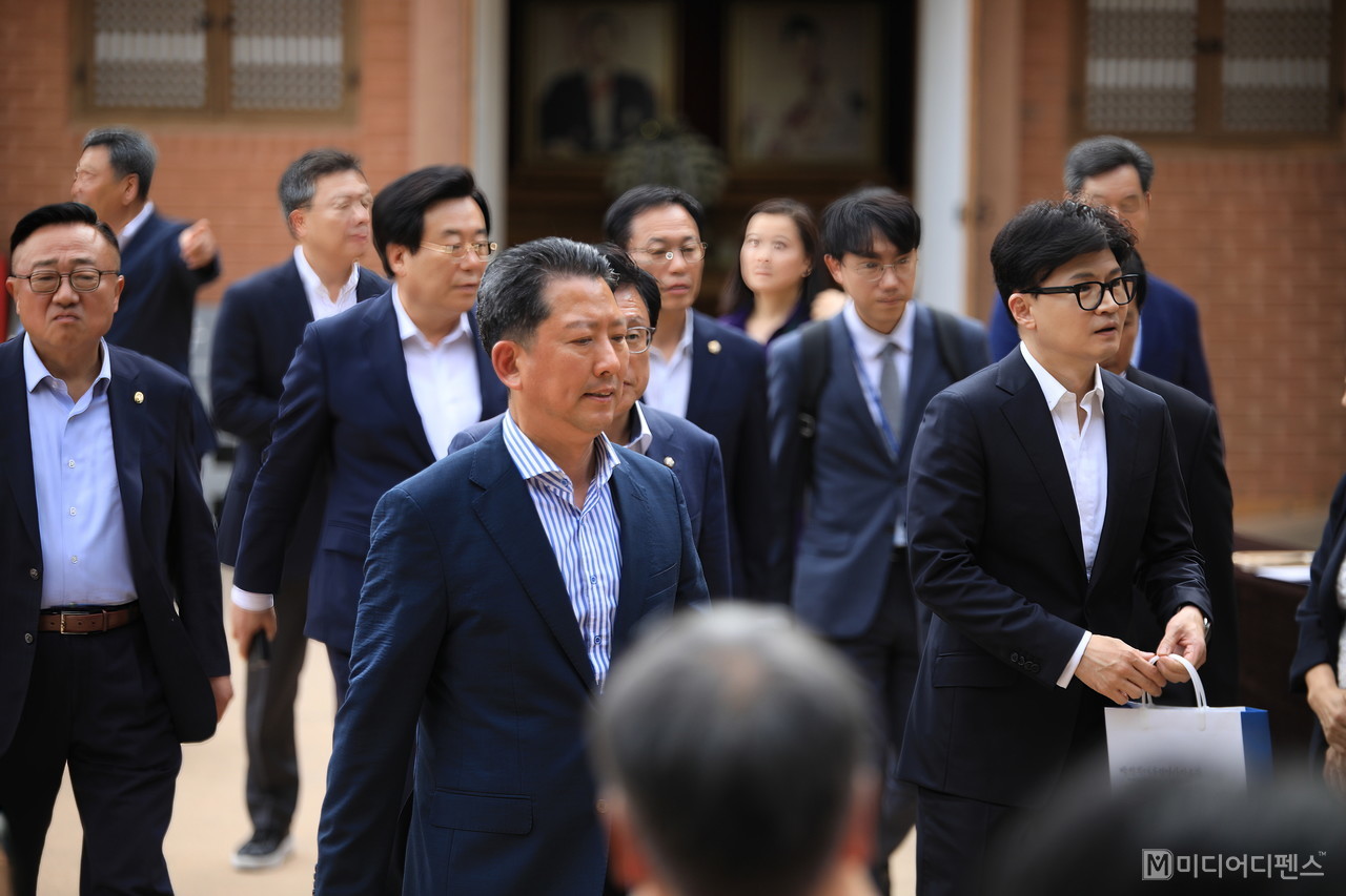 한동훈 대표가 박 대통령 생가에서 헌화 분향후 김장호 시장 안내로 생가를 둘러보고 있다.