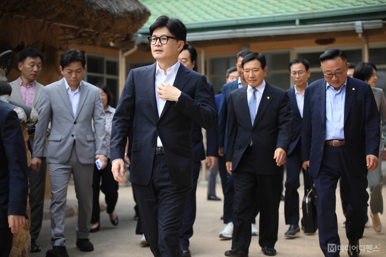 한동훈 대표가 박 대통령 생가에서 헌화 분향후 김장호 시장 안내로 생가를 둘러보고 있다.