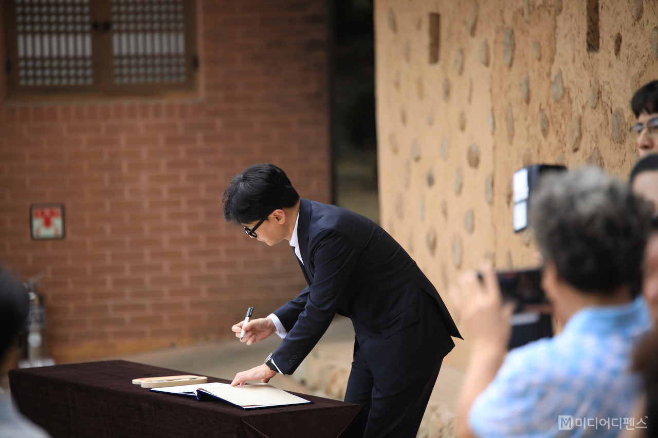 한동훈 대표가 박 대통령 생가에서 헌화 분향후 ‘박정희 대통령님의 산업화 결단과 실천 덕분에 오늘의 대한민국이 있었습니다.’라는 방몀록을 남겼다.