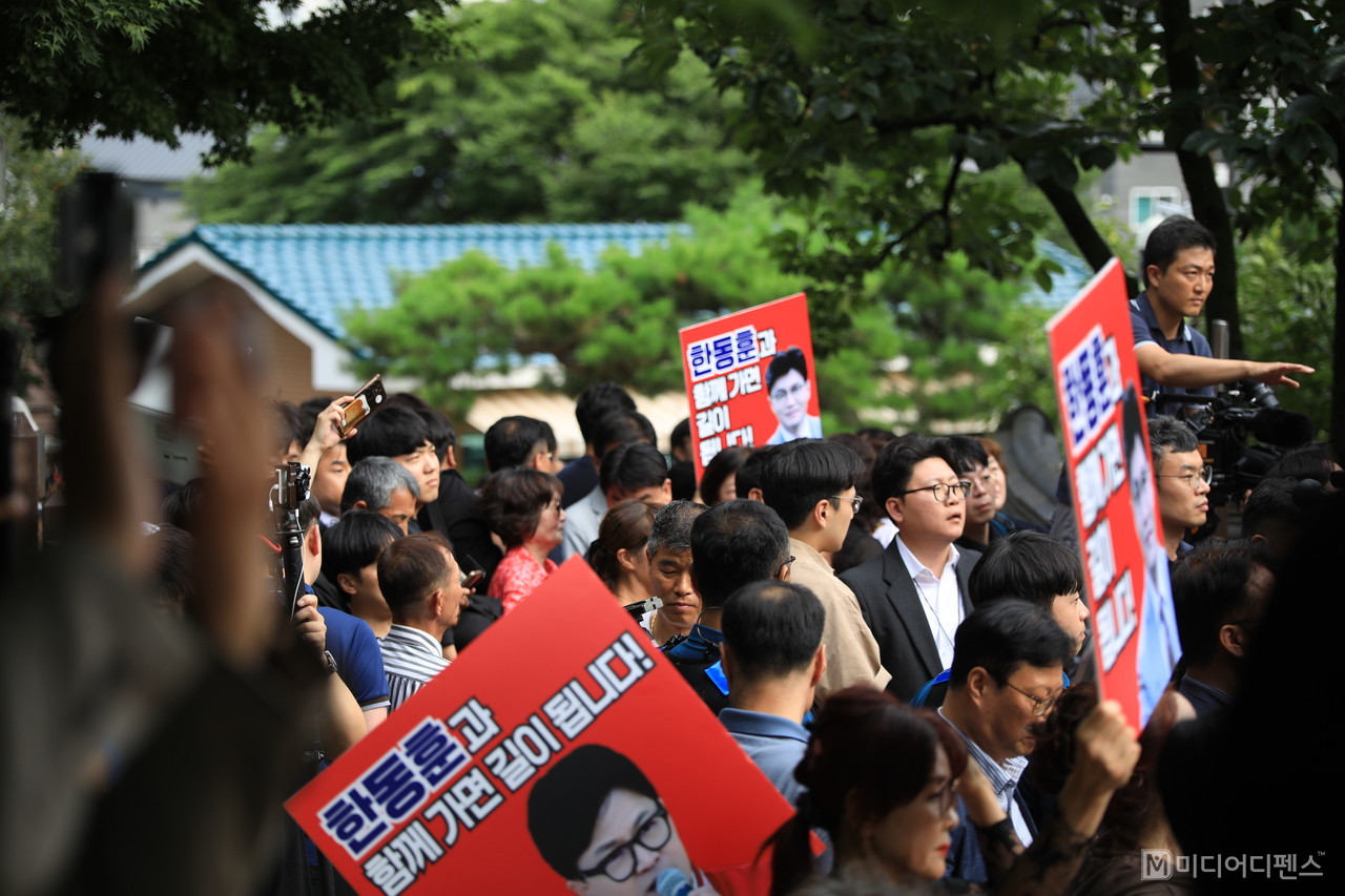 한동훈 대표 방문에 방문반대를 외치는 관람객과 지지자가 생가 입구에서 소란이 일고 잇다.