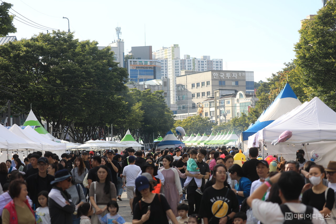 제3회 구미푸드페스티벌이 열리는 제3.4주차장, 오후4시 방문객들이 축제를 관람하고 있다.