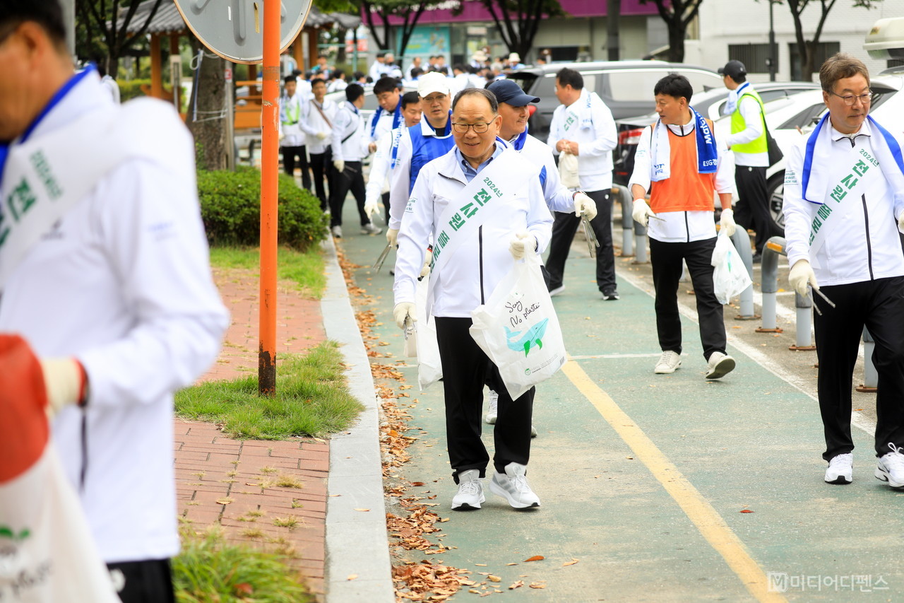 도레이첨단소재가 14일, 구미 박정희체육관에서 ‘2024 전사원 플로킹 행사’를 갖고 구미지역 일대의 환경정화 운동에 나섰다. 사진은 이영관 회장이 참가한 송정동 일대 환경정화 운동