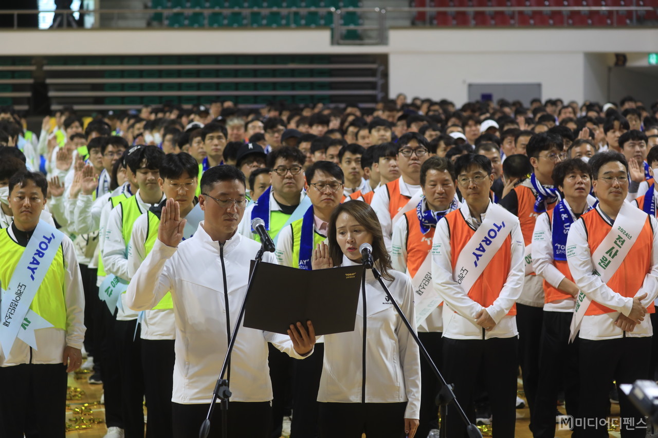 도레이첨단소재가 14일, 구미 박정희체육관에서 ‘2024 전사원 플로킹 행사’를 갖고 구미지역 일대의 환경정화 운동에 나섰다. -조인화 팀장, 기윤정 선임 ESG 경영 실천 선언-