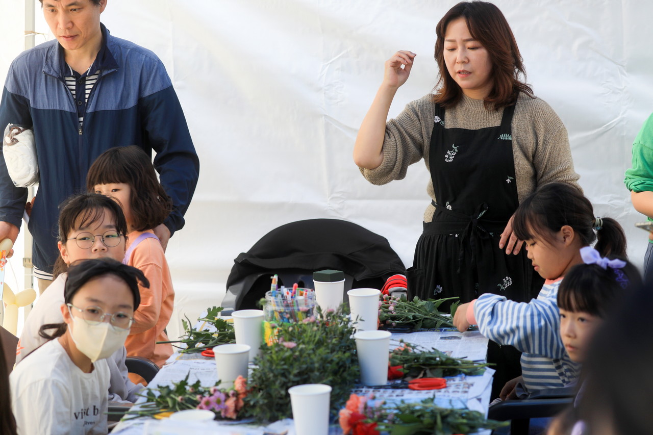 꽃을 통한 환경보호를 알리는 체험=시민과함께 봉사단-