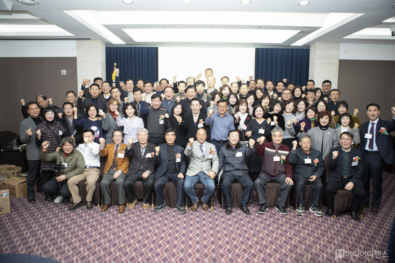 구미 오상고 졸업 40년, 환갑 앞두고 스승과 제자 한자리에…. 35회 동기회 개최 단체사진