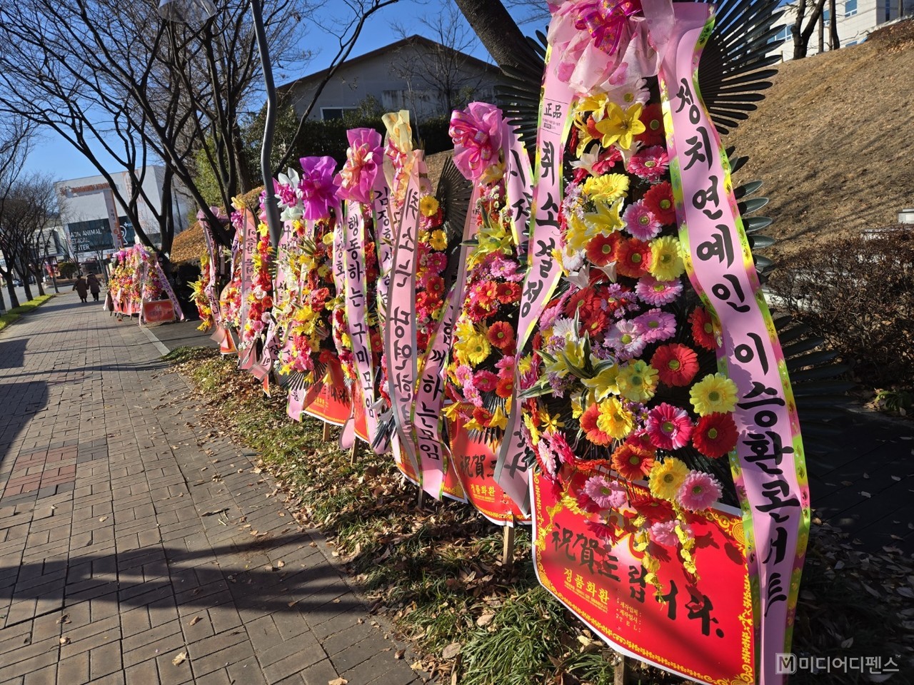 구미시청 정문에 이승환 공연 대관취소 결정을 한 김장호시장을 격려 하는 화환 100여개가 도로변에 세워져 있다.